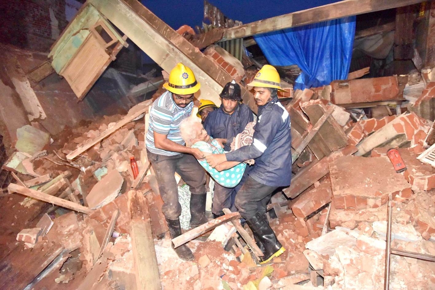 કાલુપુરમાં ચાર માળનું મકાન તૂટી પડતાં દસ લોકો દટાયાં : એકનું મોત
