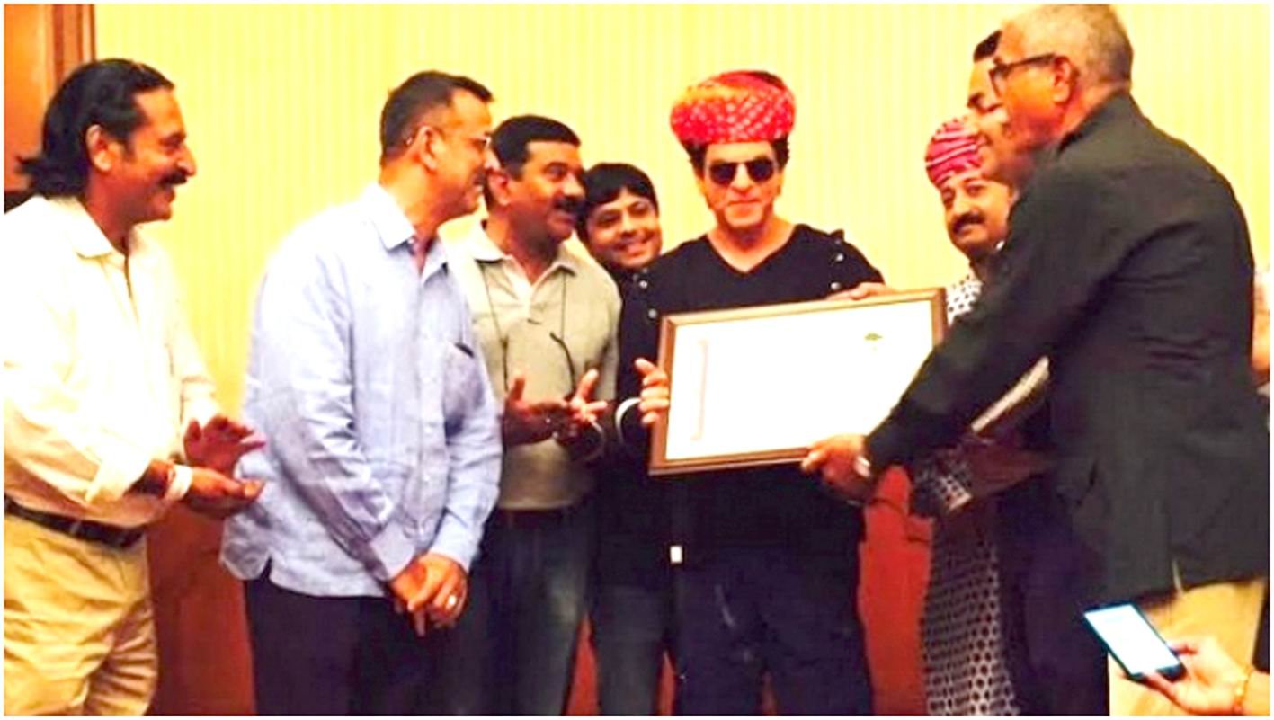 શાહરૂખખાને પોતાનો પ્રવાસ સ્થળ બદલી જોધપુર ટુરીસ્ટ ગાઈડ એસોસીએશનનું માનદ સભ્યપદ સ્વીકાર્યું
