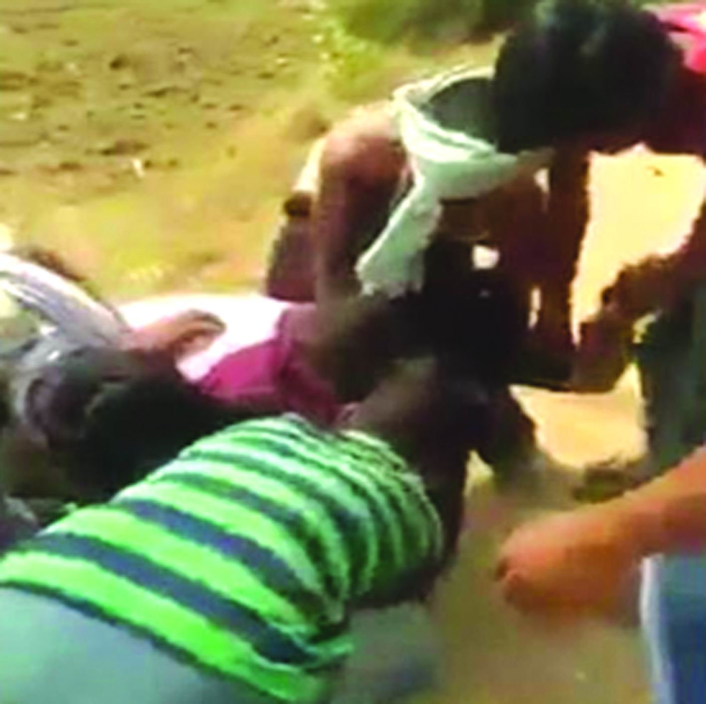 બિહારના એક વાયરલ થયેલા વીડિયોમાં આઠ છોકરાઓએ છોકરી  પર હુમલો કરી તેના કપડા ફાડી નાંખ્યા, કોઈએ મદદ ન કરી