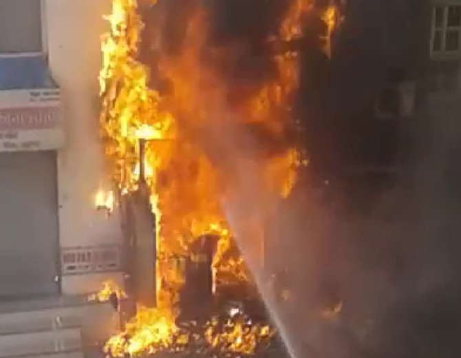 કાપડની દુકાનમાં આગ લાગતાં ઉપરના માળેથી ચાર મહિલાઓ નીચે કૂદી