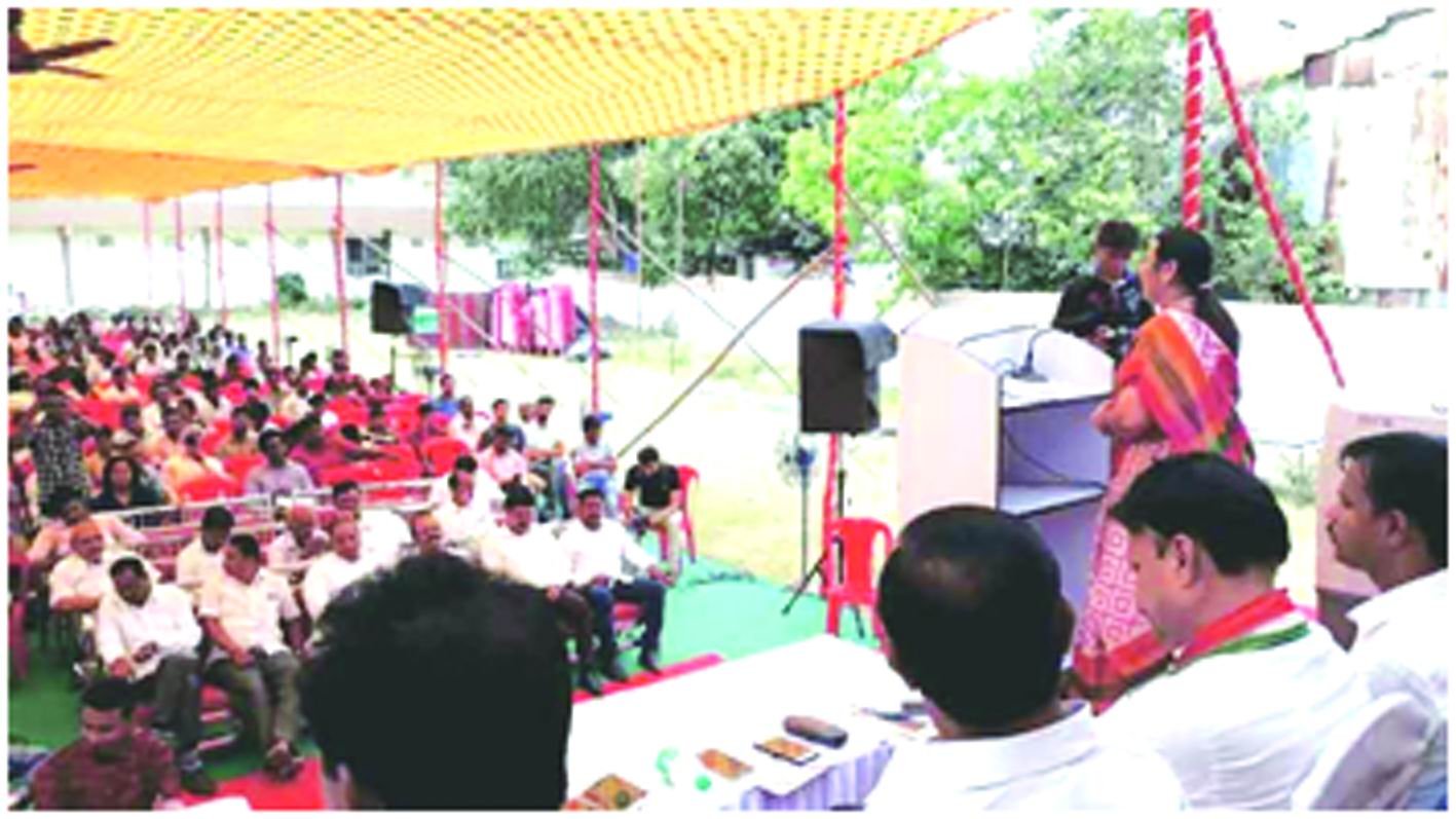 પાલઘરમાં ત્રણ મુખ્ય યોજનાઓ માટે જમીન સંપાદનનો  વિરોધ કરવા ગુજરાત-મહારાષ્ટ્રના ખેડૂતોની બેઠક