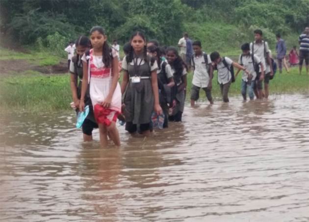 પીપલાજ ગામના આદિવાસી વિદ્યાર્થીઓ જીવના જોખમે પાણીમાંથી પસાર થઈ શાળાએ જાય છે