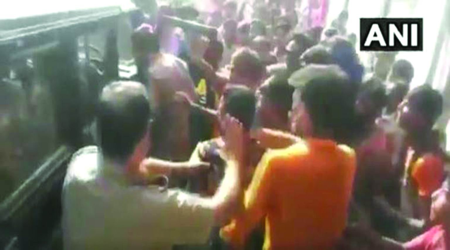 દિલ્હી પછી બુલંદશહરમાં કાવડિયાઓની ભારે ધાંધલ, પોલીસ પર હુમલો