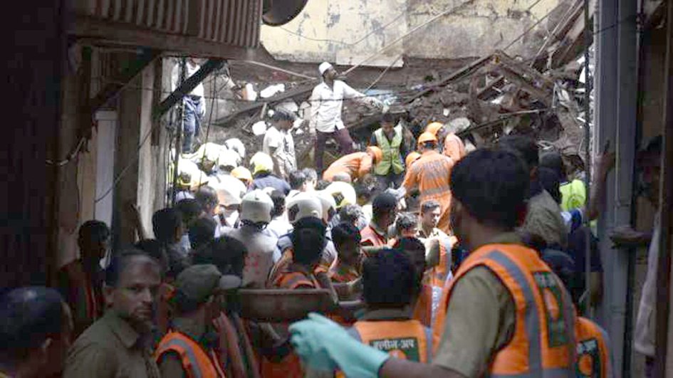 મુંબઇની ઇમારત ધરાશાયી થવાની ઘટનામાં મૃતાંક ૧૪ પર પહોંચ્યો, દટાયેલાઓને શોધવા સ્નિફર ડોગની મદદ લેવાઇ