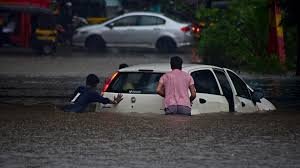 મુંબઈમાં ભારે વરસાદ વચ્ચે રેડએલર્ટ : સ્કુલો બંધ કરાઈ