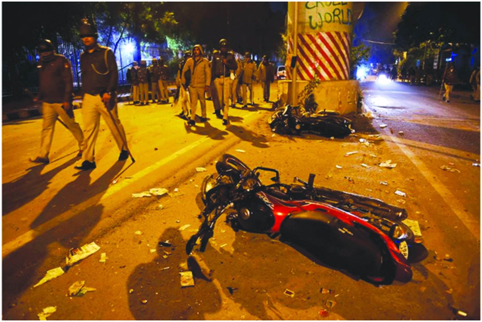 નાગરિકતા કાયદા મુદ્દે પૂર્વ દિલ્હીમાં હિંસા; પથ્થરમારો, ટીયર ગેસના શેલ છોડાયા
