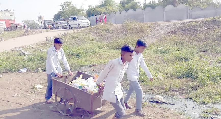 પાનવડ ગામે આવેલ શાળાના વિદ્યાર્થીઓ પાસે કચરો ઉપાડવા કરાવાતી મહેનત