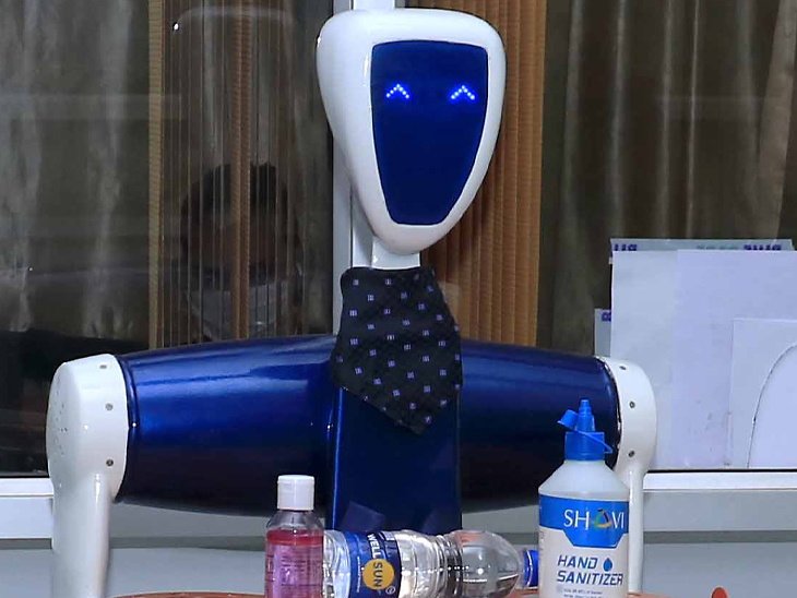 વડોદરા શહેરની સરકારી-ખાનગી હોસ્પિટલમાં  હેલ્થ કેર વર્કરની ગરજ સારતા રોબોટ મૂકાયા
