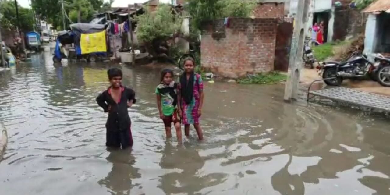 આણંદ શહેરમાં ૧૪ કલાકમાં પોણા પાંચ ઈંચ  વરસાદ : નીચાણવાળા વિસ્તારોમાં પાણી ભરાયા