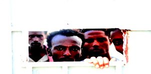 HRWનું કહેવું છે કે સઉદી અનેક આફ્રિકન પ્રવાસીઓને ગેરકાયદેસર પરિસ્થિતિઓમાં બંદી બનાવે છે